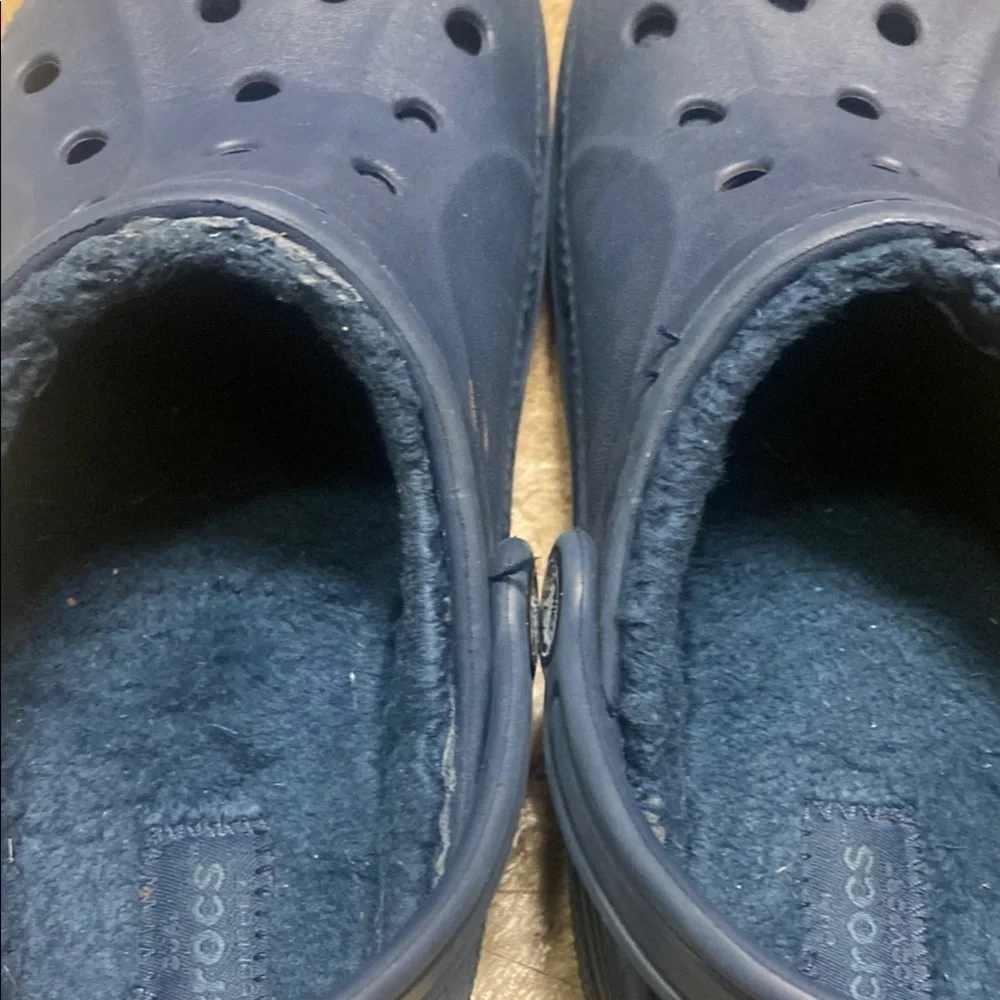 Crocs Kids Size 2 Sherpa Lined with Ventilation and Textured Grip Comfy Fall